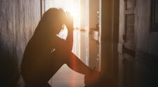 O adolescentă de 17 ani, dezvăluiri șocante. Ce lucru de neconceput a putut să-i facă unchiul, cu acordul propriei ei mame