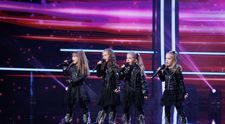 Românii au talent, 13 februarie 2026. „Glamour”, fetițele care cred că Andi Moisescu este prea bătrân pentru a prinde următorii zece ani, au cucerit scena cu energie și naturalețe. Au cântat rock, au dansat și au stârnit hohote de râs: „Mai am puțin și cad cu tot cu scaun. Vă iau pe toate acasă!”