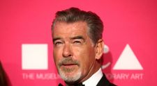 Pierce Brosnan, surprins de paparazzi la plajă, în Hawaii. Cum a apărut actorul care l-a interpretat pe James Bond