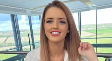 Lizzy Groombridge, femeia asaltată de cereri pentru a-și vinde colanții purtați, a încasat 60.000 de euro