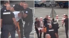 Momentul în care un pasager este dat jos din avion după ce ar fi încercat să deschidă ușile aeronavei în zbor VIDEO