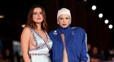 Mai rar atâta lipsă de stil pe covorul roșu! Julia Fox și Bella Thorne, apariții dezastruoase la premiera noului lor film