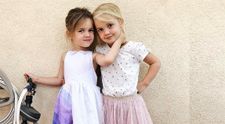 Deși n-au împlinit patru ani, aceste fetițe câștigă mai mulți bani decât mama lor
