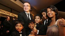 Cu ce se ocupă în prezent copiii din „Slumdog Millionaire”, filmul premiat cu 8 premii Oscar. Unul dintre ei și-a vândut apartamentul primit de la stat s-a întors în baraca din mahala