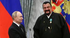 Steven Seagal își vinde conacul din Moscova, situat la doar 1,6 km de unul dintre palatele lui Vladimir Putin! Ce sumă exorbitantă cere starul filmelor de acțiune și cum arată locuința
