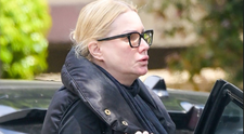 O recunoști? Paparazzi au surprins-o în timp ce venea de la piață. Acum câțiva ani era o actriță superbă, dar divorțul a dărâmat-o și a lăsat-o fără casă