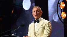 După ce a renunțat să joace rolul Agentului 007, Daniel Craig intră în pielea unui detectiv. Cum arată actorul cu părul lung în noul său film