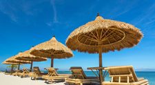 Șezlongul ar putea deveni gratuit pe plajele din România. Propunerea primarului din Mangalia