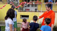 O asociație pentru copii condusă de o americancă înveselește vara copiilor români din medii defavorizate