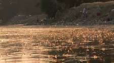 Oamenii se strang cu zecile sa urmareasca acest fenomen magic. Ce se petrece in acest loc din Romania e unic