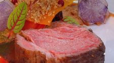 ARENA BUCĂTARILOR: Antricot de vită sous-vide cu piure de linte, morcovi violet și sos demi-glace