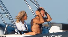 Emmanuel Macron și soția, surprinși de paparazzi la mare. Președintele Franței a impresionat cu forma sa fizică