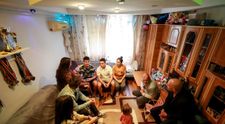 VIDEO Garsoniera familiei Milea, neîncăpătoare pentru visul băieților. „Noi suntem privați de odihnă”