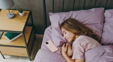 Cât de periculos este să-ți ții telefonul lângă tine când dormi. Avertismentul medicilor