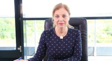 Oana Petrescu, CEO-ul unei companii aeriene românești, intră sub acoperire pentru a afla ce e dincolo de cifre și rapoarte