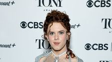 A câștigat cel mai prestigios trofeu din lumea teatrului și a urcat pe scenă într-o rochie: Cole Escola, controverse la Tony Awards 2025