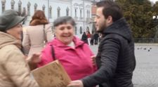 Se lupta cu prejudecatile. Ce a facut un tanar in centrul orasului Cluj. Reactiile oamenilor, de milioane