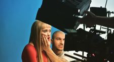 Irina Rimes a trecut prin multiple schimbări de look pentru a filma videoclipul piesei „Flori de mai”. „V-am lăsat un buchet de Irine”