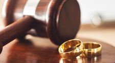 Caz absurd de divorț! O femeie s-a despărțit de soțul ei, după 25 de ani de căsătorie, pentru că bărbatul i-a mâncat felia de tort