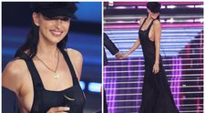 Irina Shayk, senzația serii la Sanremo 2026. A schimbat patru rochii negre cu transparențe și decupaje, iar pe dinți și-a aplicat un diamant