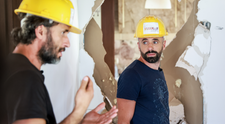 VIDEO Dragoș Bucur și Andrei Samoil dau iama în beciul cu murături al familiei Petre