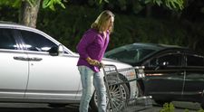 În anii 90, era fantezia secretă a femeilor din toată lumea! Acum, a fost surprins de paparazzi împingând un cărucior de cumpărături. Îl recunoști?