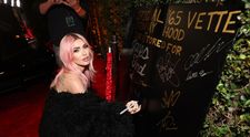 Megan Fox a șocat audiența după ce a apărut AȘA pe covorul roșu! Ce purta pe sub haina de blană actrița care și-a vopsit părul roz
