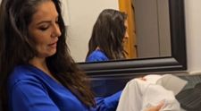 Cristina Joia știe că poate picta chiar și în bluze albe. Ea apelează mereu la DERO PRO, detergentul care pete dificile de la prima spalare