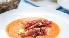 Supa crema de vara spaniola cu topping de chiorizo