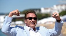 Are 72 de ani, dar nu vrea să admită că a îmbătrânit. Arnold Schwarzenegger, ipostază rară acasă la iubita lui