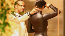 Lewis Hamilton, surprins de paparazzi cu un super model la petrecerea lui Kevin Hart