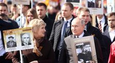 Vladimir Putin, înconjurat de gărzile de corp la Marșul Nemuritorilor. Cine e femeia de lângă președintele rus