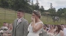 „Dacă e cineva care nu vrea ca acest cuplu să se căsătorească...”. Cum au reacționat mirii când un invitat nepoftit și-a făcut apariția la nuntă