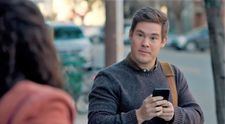 „Într-o relație cu telefonul meu”, cea mai nouă comedie cu Adam Devine, în cinematografele din România