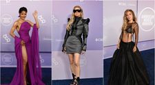 A dispărut ani întregi din lumina reflectoarelor, iar acum a revenit spectaculos: Fergie, apariție incendiară la 51 de ani pe covorul roșu de la American Music Awards
