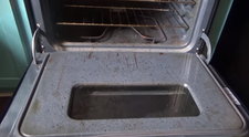 Un truc eficient pe care gospodinele il vor aprecia! Cum puteti face cuptorul sa straluceasca din nou fara sa folositi solutii care sa va distruga mainile