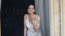 De mult nu a mai fost surprinsă într-o ipostază așa sexy! Angelina Jolie, senzuală în furou pe balcon