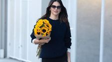 A apărut așa pe stradă! Kendall Jenner, surprinsă de paparazzi în dresuri și cu lenjeria intimă la vedere