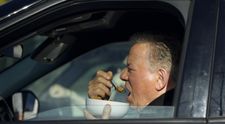 Ai ghicit cine e? E legendă la Hollywood și a fost surprins de paparazzi la volan, mâncând lapte cu cereale direct din bol! Fanilor nu le-a venit să creadă