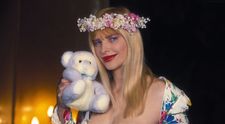 Cicciolina, fostă actriță de filme pentru adulți, îi promite o noapte de amor lui Vladimir Putin, dacă renunță la război