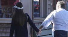 El are 73 de ani și ea 24, dar se iubesc nebunește! Ipostaza romantică în care a fost surprins de paparazzi milionarul celebru cu iubita lui tinerică