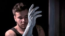 VIDEO Artistul Liviu Săndulache, despre motivul pentru care se înconjoară de negru înainte de a picta cu mâinile
