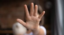 O fată de 17 ani a fost abuzată și abandonată lângă șinele căii ferate din Câmpia Turzii