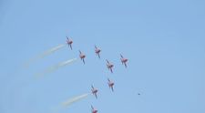 Momentul în care un OZN apare în mijlocul unui show aviatic! ”Este o navă controlată de non-oameni”