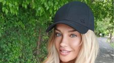 Tania Budi, chip de păpușă la 54 de ani! Selfie-ul care i-a cucerit pe fani: “Cea mai frumoasă femeie!”