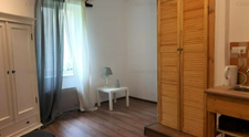 Cum arată garsoniera din Cluj cu toaleta în dulap și bucătăria într-un colț?