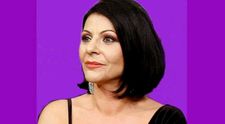 Elena Cârstea, fotografiată în scaun cu rotile la aeroport. Problemele de sănătate cu care se confruntă și motivele revenirii sale în România