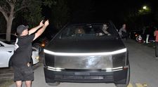 Nu e Batmobilul, dar trecătorii au fost uimiți și s-au îngrămădit să-l pozeze! Cum arată autovehiculul futurist cu care Serena Williams și-a făcut apariția la un eveniment