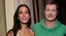 „Arată ca un tătăiță alături de ea”. După o perioadă mai lungă, Brad Pitt a ieșit în public alături de iubita lui, cu 29 de ani mai tânără decât el