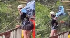 Momentul înfiorător în care o tânără cade în gol de pe marginea unei stânci, după ce frânghia care o susținea a cedat VIDEO